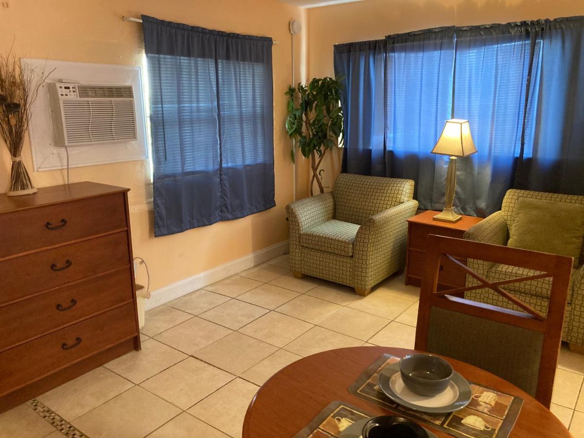 סיינט פיטרסברג Michaels Siesta Motel מראה חיצוני תמונה